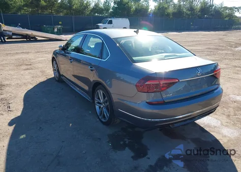 2017 Volkswagen Passat 1.8T R-Line z USA, uszkodzony, nr VIN 1VWDT7A32HC069757